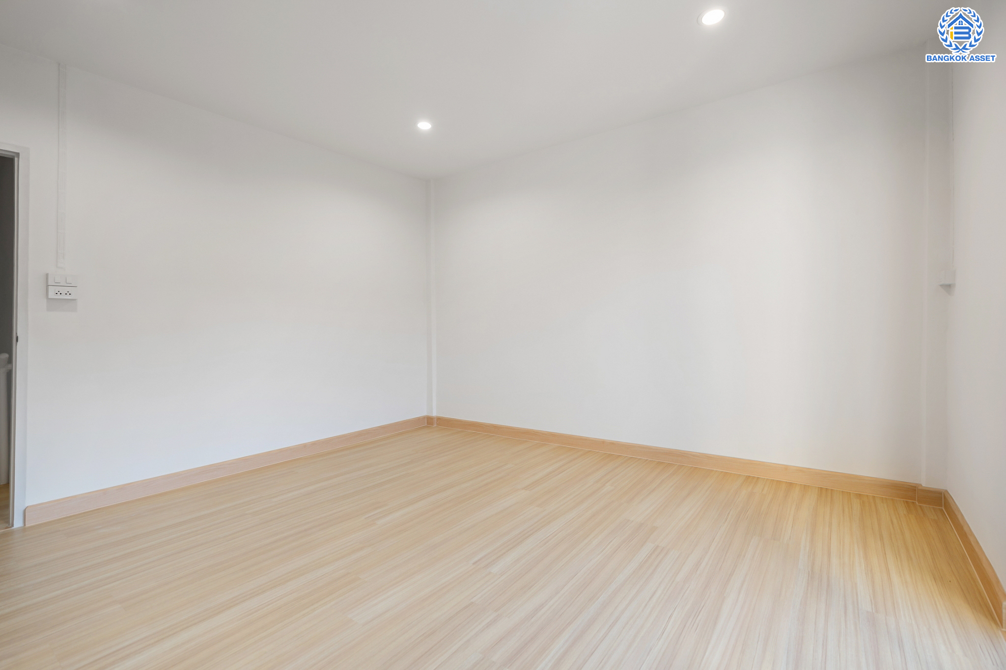 บ้านมือสองตกแต่งใหม่ ม.เกษราวิลล์ บางกรวย-ไทรน้อย ทาวน์เฮ้าส์ 2 ชั้น เนื้อที่ 16 ตร.ว. ฟังก์ชัน 2 ห้องนอน 2 ห้องน้ำ 1 ที่จอดรถ พร้อมเข้าอยู่ เดินทางสะดวก เข้า-ออกได้หลายเส้นทาง ทั้ง ถ.ราชพฤกษ์ และ ถ.ติวานนท์ ใกล้ทางด่วน "ศรีรัช" และรถไฟฟ้า "สถานีแยกติวานนท์"